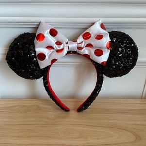 EUC Disney Parks Minnie Mouse Sequined Ears with Bow -